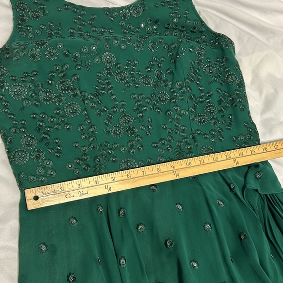 Kurta kameez sleeveless top. Emerald Green 2 piece thread embroidery. Sharara S - Picture 10 of 17
